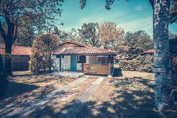 Incastonato nella pineta, a 200 metri dal mare