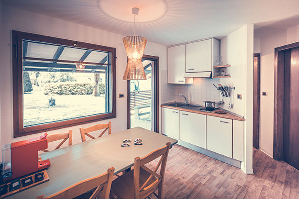 Incastonato nella pineta, a 200 metri dal mare