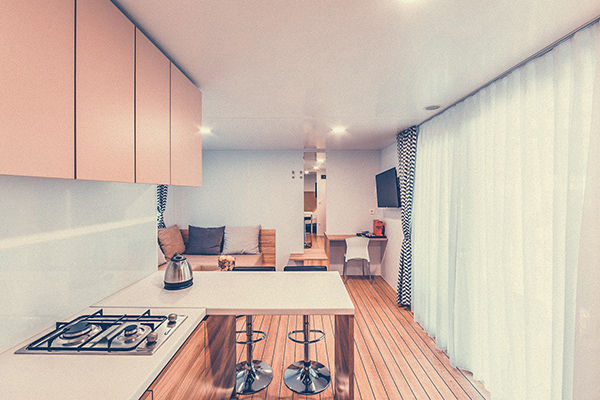 Incastonato nella pineta, a 200 metri dal mare