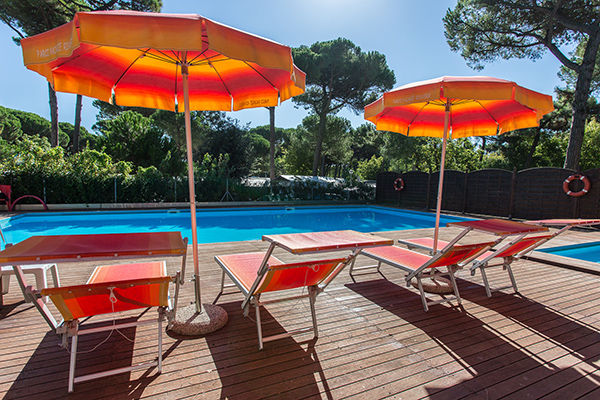 Fronte mare, in una pineta secolare