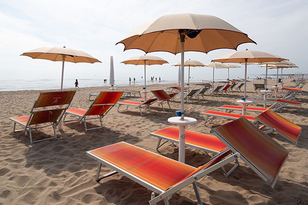 Fronte mare, in una pineta secolare