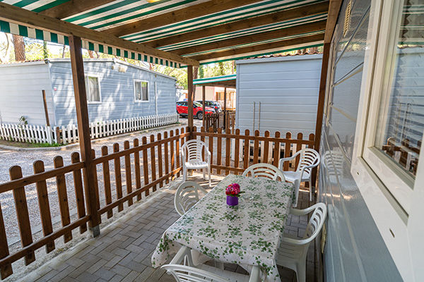 Fronte mare, in una pineta secolare