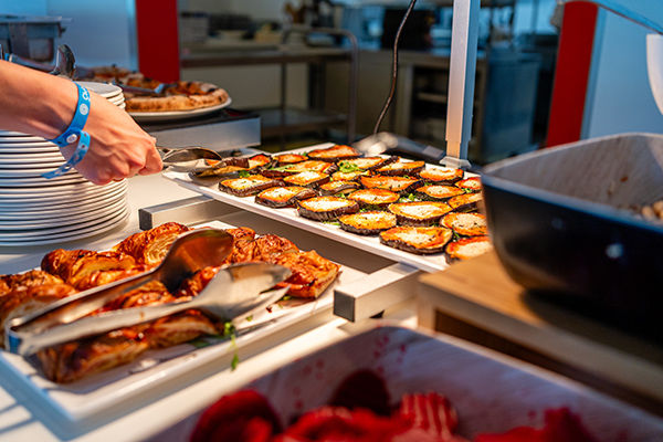 Immerso nella pineta, fronte mare