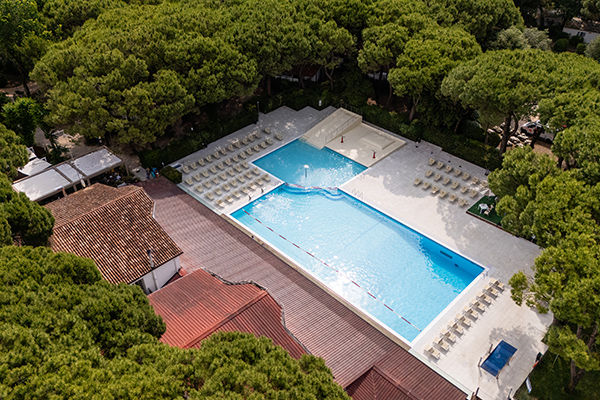 Immerso nella pineta, fronte mare