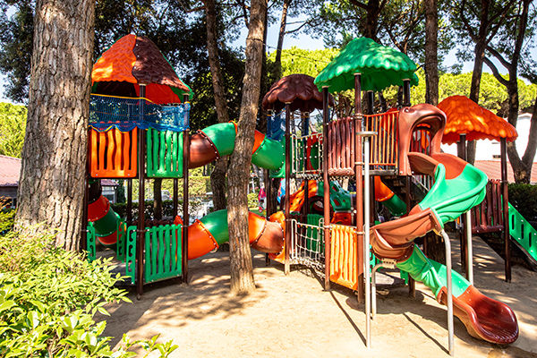 Immerso nella pineta, fronte mare