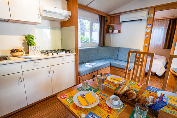 Immerso nella pineta, fronte mare