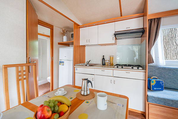 Immerso nella pineta, fronte mare