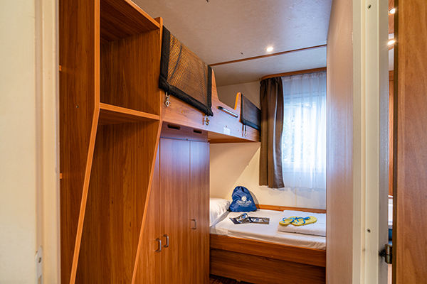 Immerso nella pineta, fronte mare