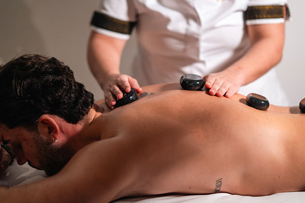 Tra le rocce millenarie della Costa Viola