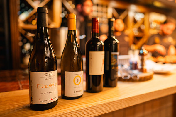 Tra le rocce millenarie della Costa Viola