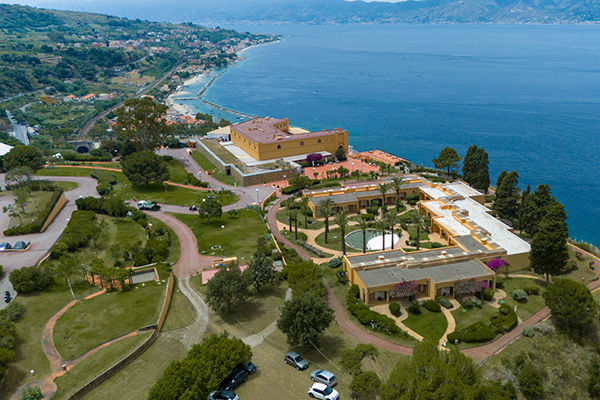 Tra le rocce millenarie della Costa Viola