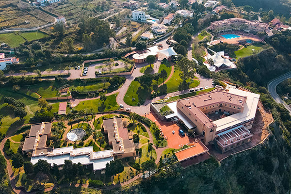 Tra le rocce millenarie della Costa Viola