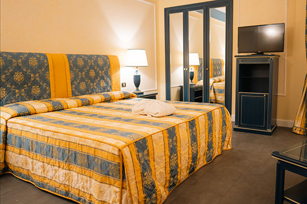 Tra le rocce millenarie della Costa Viola