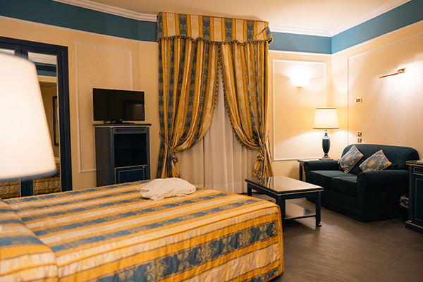 Tra le rocce millenarie della Costa Viola