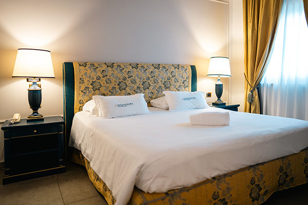 Tra le rocce millenarie della Costa Viola