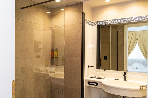 Tra le rocce millenarie della Costa Viola