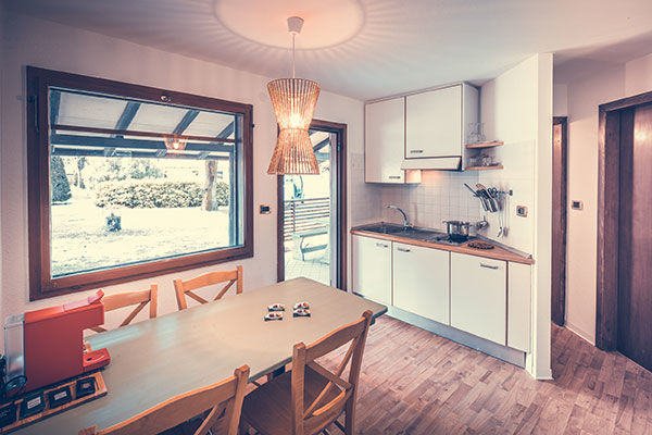 Incastonato nella pineta, a 200 metri dal mare