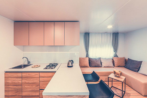 Incastonato nella pineta, a 200 metri dal mare