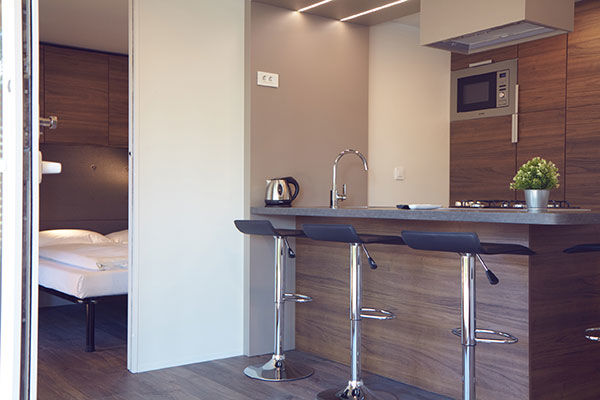 Incastonato nella pineta, a 200 metri dal mare