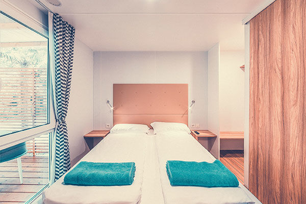 Incastonato nella pineta, a 200 metri dal mare