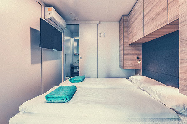 Incastonato nella pineta, a 200 metri dal mare