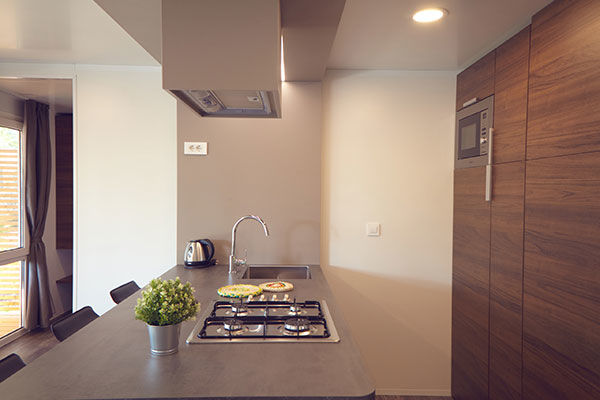 Incastonato nella pineta, a 200 metri dal mare