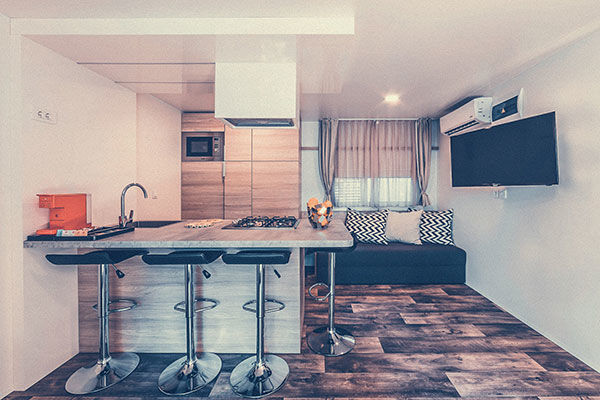 Incastonato nella pineta, a 200 metri dal mare