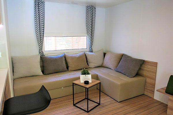 Incastonato nella pineta, a 200 metri dal mare