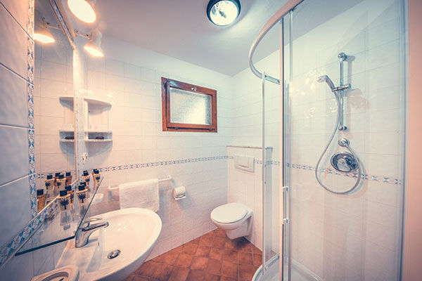 Incastonato nella pineta, a 200 metri dal mare