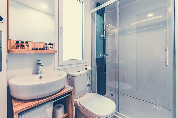 Incastonato nella pineta, a 200 metri dal mare