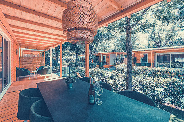 Incastonato nella pineta, a 200 metri dal mare