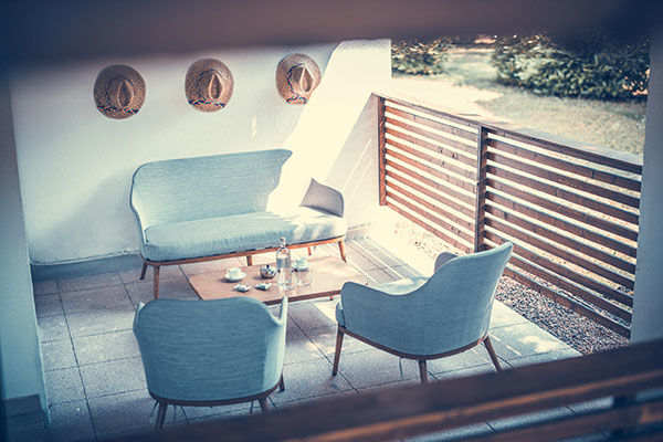 Incastonato nella pineta, a 200 metri dal mare