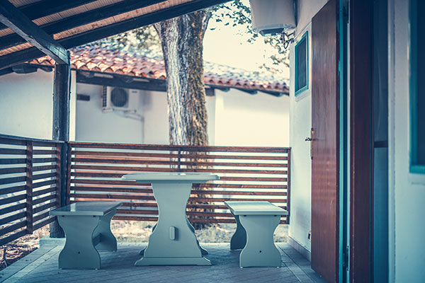 Incastonato nella pineta, a 200 metri dal mare