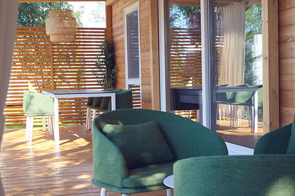 Incastonato nella pineta, a 200 metri dal mare