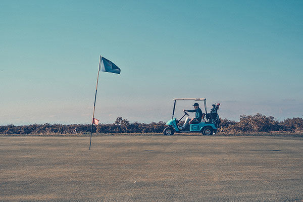 Incastonato nella pineta, a 200 metri dal mare