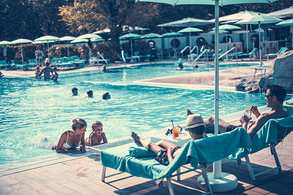 Incastonato nella pineta, a 200 metri dal mare