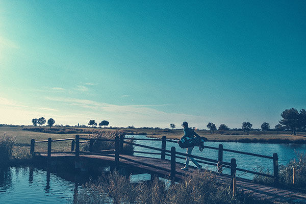 Incastonato nella pineta, a 200 metri dal mare