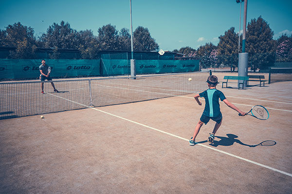 Incastonato nella pineta, a 200 metri dal mare