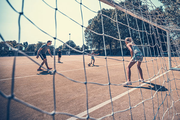 Incastonato nella pineta, a 200 metri dal mare