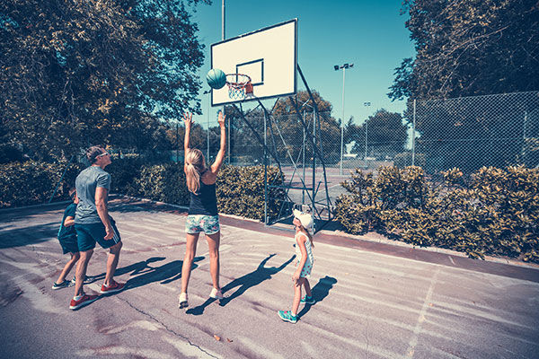 Incastonato nella pineta, a 200 metri dal mare