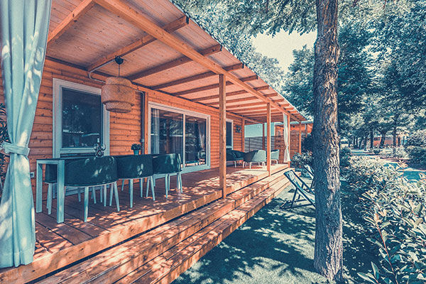 Incastonato nella pineta, a 200 metri dal mare