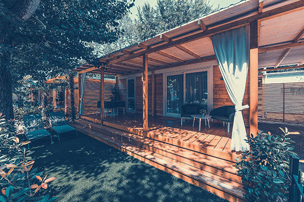 Incastonato nella pineta, a 200 metri dal mare