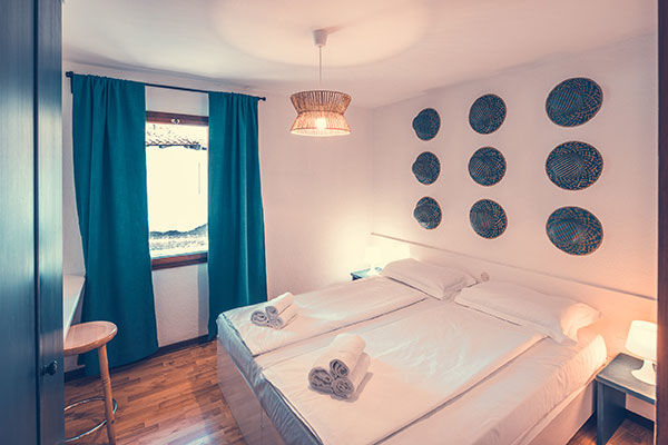 Incastonato nella pineta, a 200 metri dal mare