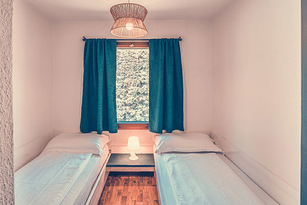 Incastonato nella pineta, a 200 metri dal mare