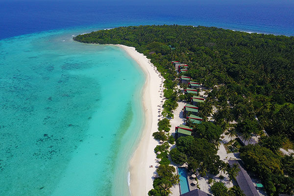acque turchesi e barriera corallina incontaminata e ricca di colori