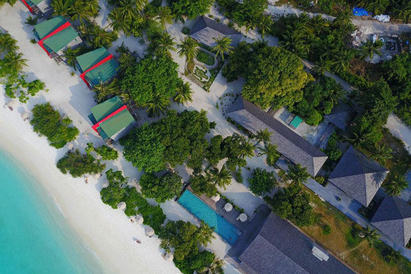 acque turchesi e barriera corallina incontaminata e ricca di colori