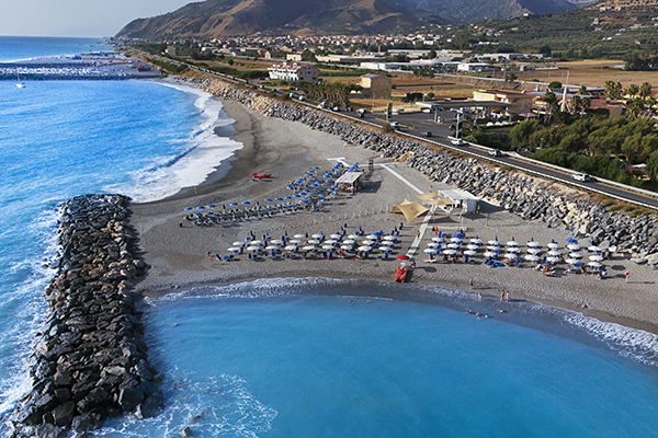 A 100 metri dalla spiaggia