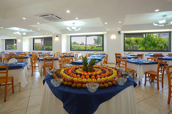 Sul Canale di Sicilia, a 500 metri dalla spiaggia