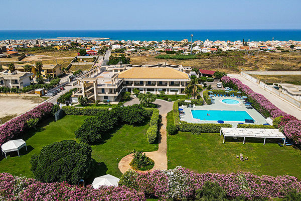 Sul Canale di Sicilia, a 500 metri dalla spiaggia