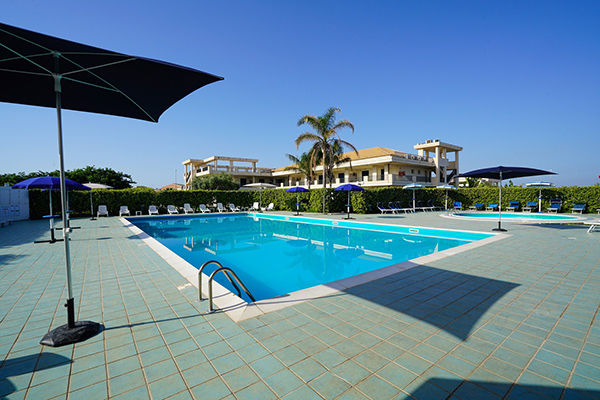 Sul Canale di Sicilia, a 500 metri dalla spiaggia